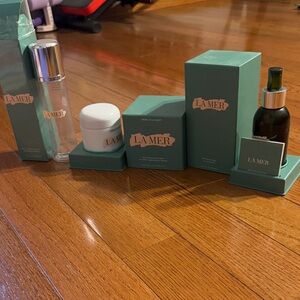 Empty La Mer Skincare Collection in Elegant Green